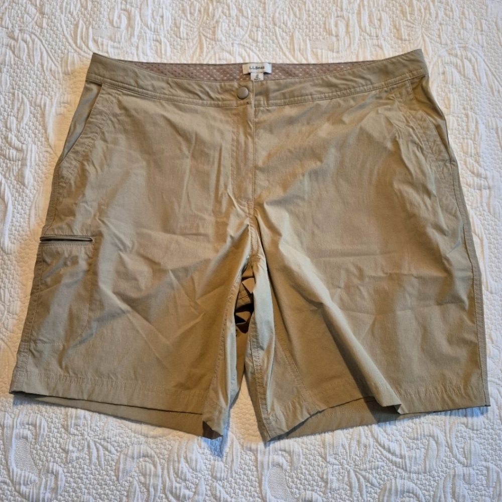 L. L. Bean women's size 18 tan light weight stretch fabric shorts, EUC